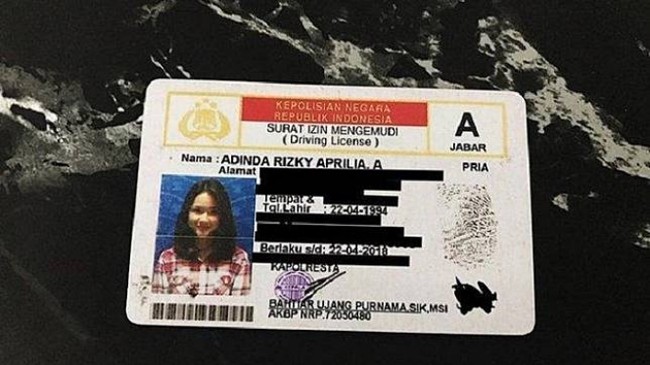 Adinda Rizki Aprilia Azani juga pernah mengupload foto SIM A di akun Instagramnya. Bintang sinetron Tendangan Si Madun itu tampil casual dengan memakai kemeja kotak-kotak. Dalam foto SIM miliknya tersebut terlihat keterangan jenis kelami Adinda salah cetak, yang seharusnya jenis kelaminnya adalah wanita, namun ditulis pria. Foto: Instagram @dindazani.