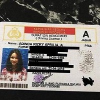 Adinda Rizki Aprilia Azani juga pernah mengupload foto SIM A di akun Instagramnya. Bintang sinetron Tendangan Si Madun itu tampil casual dengan memakai kemeja kotak-kotak. Dalam foto SIM miliknya tersebut terlihat keterangan jenis kelami Adinda salah cetak, yang seharusnya jenis kelaminnya adalah wanita, namun ditulis pria. Foto: Instagram @dindazani.