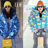 Penyanyi Billie Eilish pun tak luput. Kali ini, jaket bervolume biru metalik Billie digantikan dengan bungkusan produk keripik kentang. Tampak rantang kuning juga melengkapi gayanya. (Foto: Instagram/@framsook_lek_lek)
