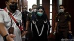 Gaya Pinangki Berbusana Syari saat Jalani Sidang Gratifikasi