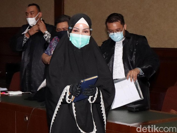 Pinangki Sirna Malasari kembali jalani sidang lanjutan terkait kasus suap Djoko Tjandra terkait fatwa MA. Ia tampak berbusana syari saat hadiri sidang itu.
