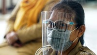 Para guru di SMP Negeri 4 Surakarta, dilakukan rapid test sebelum uji coba tatap muka pada Rabu (04/11/2020) besok.