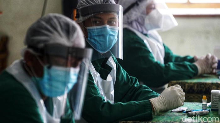 Guru SMP Negeri 4 Surakarta Jalani Rapid Test Para guru SMP Negeri 4 Surakarta melakukan rapid test. Rapid test dilakukan sebelum sekolah tersebut melakukan uji coba pembelajaran tatap muka.