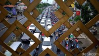 Kemacetan di Jalan Margonda ini terpantau sejak Senin (1/11) pagi pada jam orang-orang berangkat kerja.