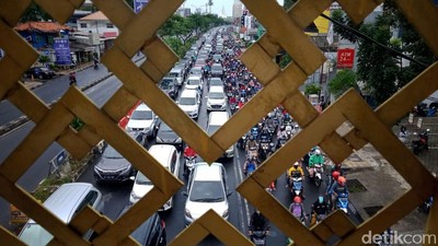 Hari Pertama Masuk Kerja Usai Libur Panjang, Margonda Depok Macet