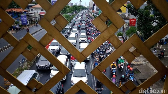 Senin (2/11) merupakan hari pertama masuk kerja bagi para pegawai usai menghabiskan libur panjang dan cuti bersama yang ditetapkan pemerintah. Jl Margonda pun terpantau macet pagi ini.