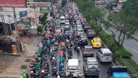 Kemcaetan itu terjai di ruas jalan yang menuju arah Jakarta. Meskipun hari biasanya juga selalu terpantau ramai lancar.
