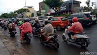 Kemacetan itu pun terjadi lantaran cuaca yang tidak mendukung, hujan di sebagaian wilayah selatan Jakarta. Alhasil, banyak kendaraan roda dua yang berhenti dan menepi di sisi jalan.