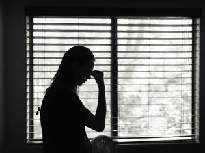 Wanita di Gowa Dianiaya Suami Usai Pergoki Pelaku Selingkuh dengan Temannya