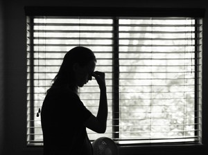 Momen Ngeri KDRT di Bekasi, Istri Bertameng Keranjang di Balkon Apartemen