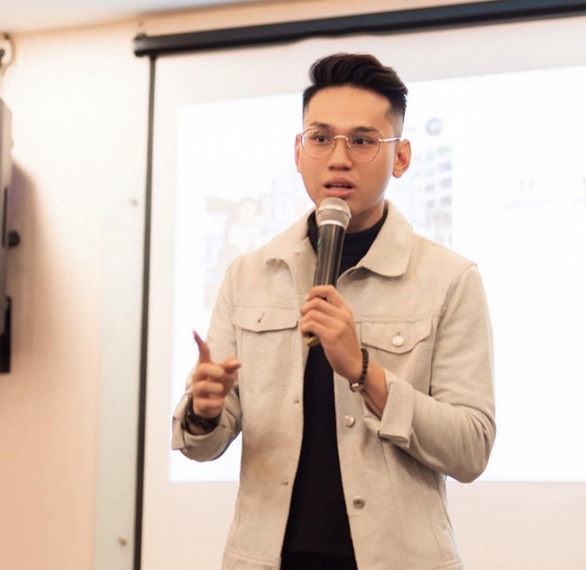 Tak tanggung-tanggung, Indra menyebut Binomo sudah legal dan berizin di Indonesia sejak 2015. Jadi sudah paling aman dan terjamin, sudah berusia empat tahun juga. Sebenarnya Binomo sudah dari 2014, tapi resmi di Indonesia itu 2015 dan sudah empat tahun, terangnya. Indra Kenz pun tak terima dituduh menipu soal Binomo. Ia akhirnya mendatangi Polda Metro Jaya untuk membuat laporan polisi atas tudingan tersebut. Foto: Instagram @indrakenz