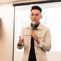 Tak tanggung-tanggung, Indra menyebut Binomo sudah legal dan berizin di Indonesia sejak 2015. Jadi sudah paling aman dan terjamin, sudah berusia empat tahun juga. Sebenarnya Binomo sudah dari 2014, tapi resmi di Indonesia itu 2015 dan sudah empat tahun, terangnya. Indra Kenz pun tak terima dituduh menipu soal Binomo. Ia akhirnya mendatangi Polda Metro Jaya untuk membuat laporan polisi atas tudingan tersebut. Foto: Instagram @indrakenz