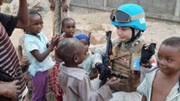 Dari jajaran Polda DIY, bukan hanya dia saja yang berangkat ke Afrika. Ada AKP Leonisa yang juga ikut dalam misi itu. Keduanya ditugaskan selama 15 bulan di daerah Bangui. Foto Istimewa/Dok. Pribadi Briptu Hikma Nur Syafa.