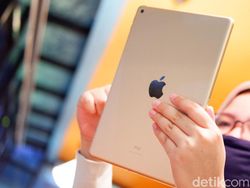 Unboxing iPad 8th Gen, Tablet Murah Apple Berdesain Klasik