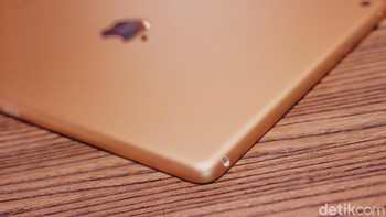 iPad genersi kedelapan masih dibekali port jack audio 3,5mm yang ditempatkan di bagian atas. Foto: Adi Fida Rahman/detikINET