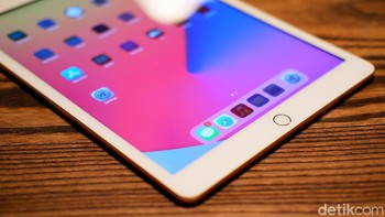iPad 8 Gen masih menyertakan tombol Home yang menyatu dengan sensor sidik jari. Foto: Adi Fida Rahman/detikINET