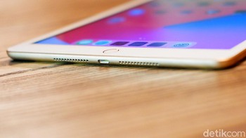 Tablet ini masih mengusung port lightning. Foto: Adi Fida Rahman/detikINET