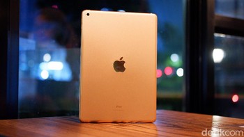 Selain warna gold yang di-unboxing kali ini, ada pilihan warna silver dan space grey. Foto: Adi Fida Rahman/detikINET