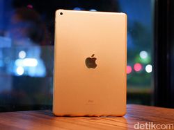 Unboxing iPad 8th Gen, Tablet Murah Apple Berdesain Klasik