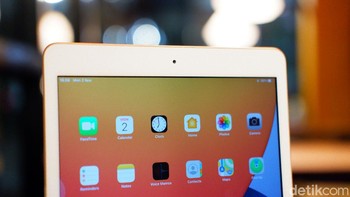 Di bagian bezel atas terdapat kamera 1,2 MP. Foto: Adi Fida Rahman/detikINET