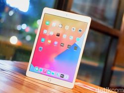 Unboxing iPad 8th Gen, Tablet Murah Apple Berdesain Klasik
