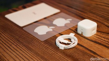 Apple masih menyertakan charger, kabel USB type C to lightning, sticker dan petunjuk. Foto: Adi Fida Rahman/detikINET
