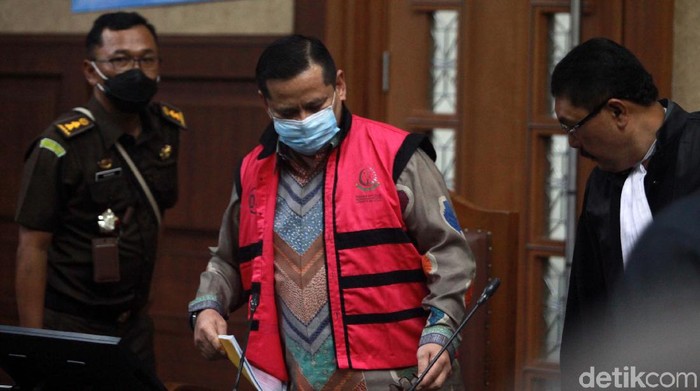 Irjen Napoleon Bonaparte menjalani sidang pembacaan surat dakwaan. Irjen Napoleon didakwa menerima suap Rp 6 miliar terkait penghapusan status buronan Djoko Tjandra.