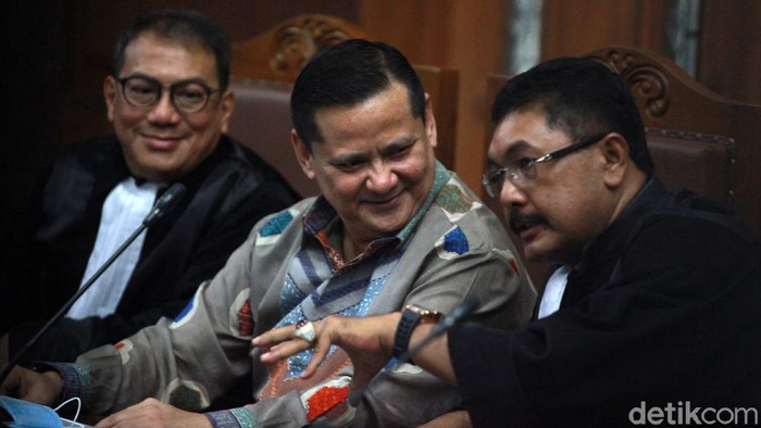 Irjen Napoleon Bonaparte menjalani sidang pembacaan surat dakwaan. Irjen Napoleon didakwa menerima suap Rp 6 miliar terkait penghapusan status buronan Djoko Tjandra.