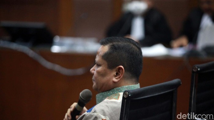 Irjen Napoleon Bonaparte menjalani sidang pembacaan surat dakwaan. Irjen Napoleon didakwa menerima suap Rp 6 miliar terkait penghapusan status buronan Djoko Tjandra.