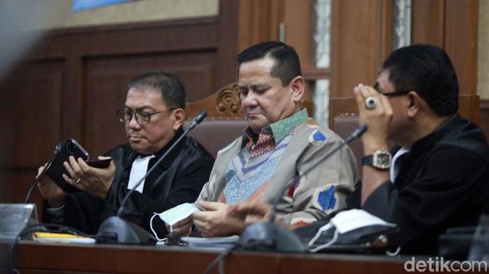 Irjen Napoleon Bonaparte menjalani sidang pembacaan surat dakwaan. Irjen Napoleon didakwa menerima suap Rp 6 miliar terkait penghapusan status buronan Djoko Tjandra.