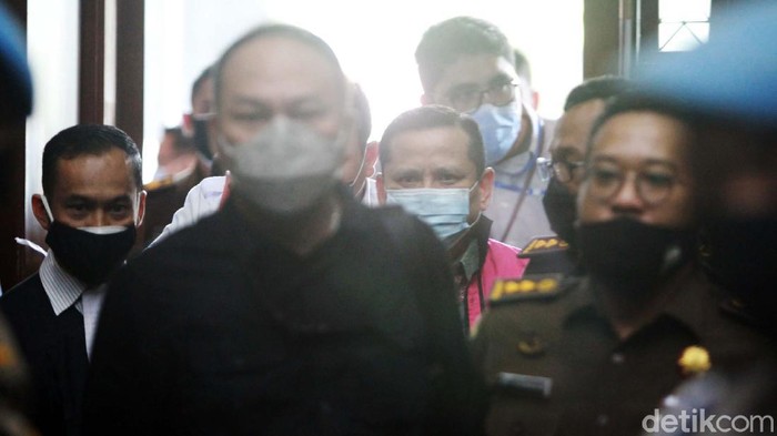 Irjen Napoleon Didakwa Terima Rp 6 M dari Djoko Tjandra Irjen Napoleon Bonaparte menjalani sidang pembacaan surat dakwaan. Irjen Napoleon didakwa menerima suap Rp 6 miliar terkait penghapusan status buronan Djoko Tjandra.