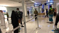 Jaga jarak di area bandara sangatlah ketat. (Istimewa)
