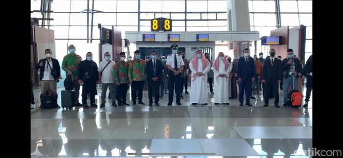Jamaah umroh Indonesia kloter perdana Jamaah umroh Indonesia kloter perdana di tengah pandemi