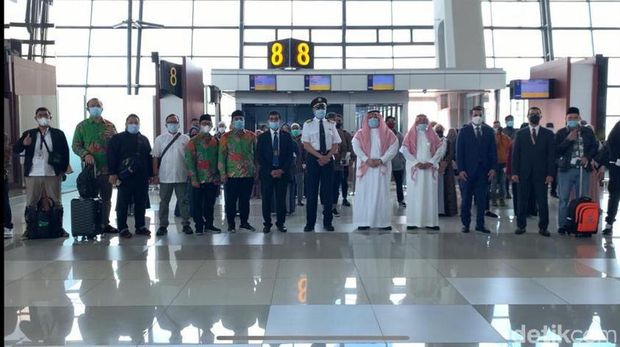Jamaah umroh Indonesia kloter perdana di tengah pandemi