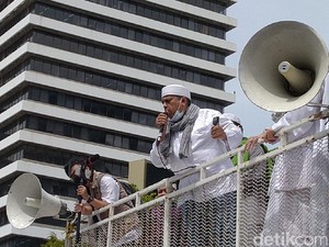 Bertabur Kata Makian untuk Macron di Orasi Haikal Hassan