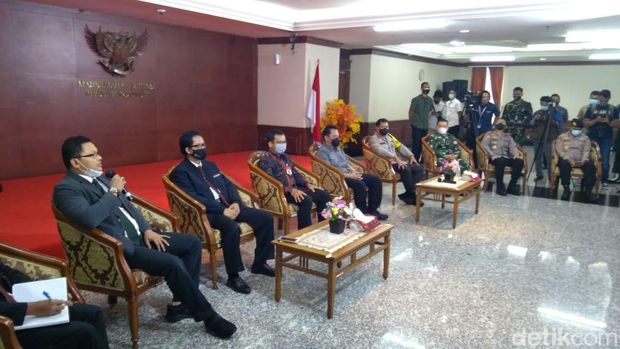 Kabareskrim, Kapolda, Pangdam Jaya menemani perwakilan buruh masuk ke MK terkait protes atas UU Cipta Kerja (Adhyasta Dirgantara/detikcom)