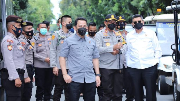 Kabareskrim Komjen Listyo Sigit Prabowo, Kabaintelkam Komjen Rycko Amelza Dahniel, Kapolda Metro Jaya Irjen Nana Sudjana memantau demo buruh di sekitar Patung Kuda hingga ikut pertemuan di Gedung MK (dok. Istimewa)