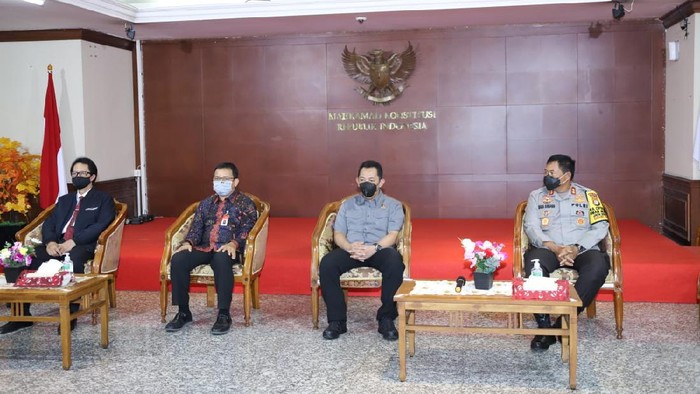 Kabareskrim Komjen Listyo Sigit Prabowo, Kabaintelkam Komjen Rycko Amelza Dahniel, Kapolda Metro Jaya Irjen Nana Sudjana memantau demo buruh di sekitar Patung Kuda hingga ikut pertemuan di Gedung MK (dok. Istimewa)