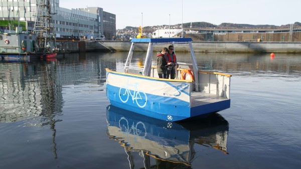 Kapal feri listrik ini mulai dikembangkan pada 2018 oleh para peneliti di Universitas Sains dan Teknologi Norwegia (NTNU). Keberadaannya sebagai alternatif jembatan yang diusulkan melintasi kanal pelabuhan Trondheim.