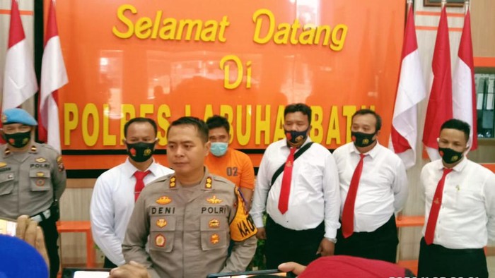 Kapolres Labuhanbatu, AKBP Deni saat memberi penjelasan tentang penangkapan tahanan yang kabur sejak 2018.