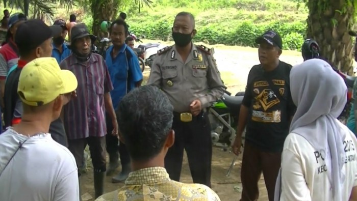Kapolsek Salapian Langkat Iptu Sutrisno pimpin langsung pencarian ketiga anak yang hilang.(ANTARA/Imam Fauzi)