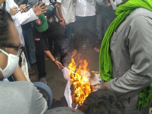 Video Massa PA 212 Bakar Poster Bergambar Presiden Macron