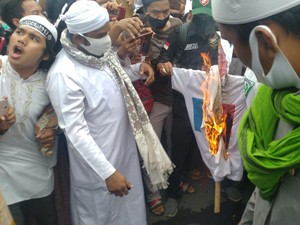Kecam Pernyataan Macron, Massa Demo 211 Bakar Baju Berbendera Prancis