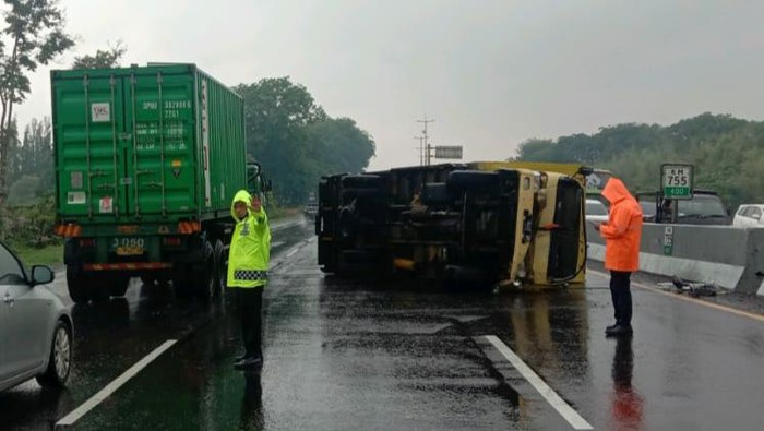 Truk boks bermuatan kecap terguling di Tol Sidoarjo arah Porong KM 755.400. Akibat kecelakaan, kernet truk mengalami luka-kuka.