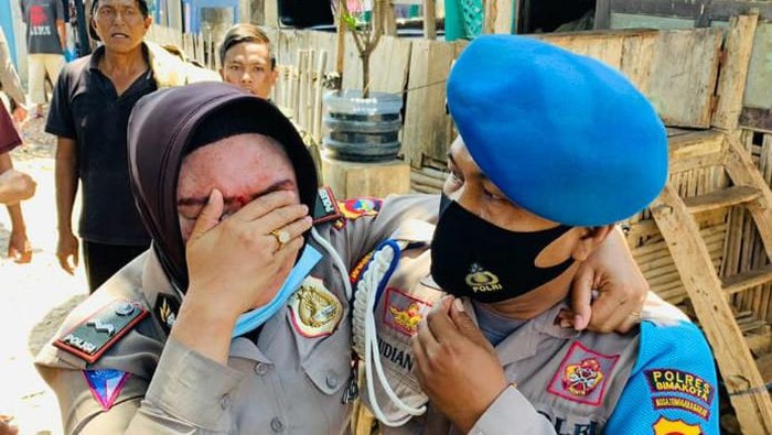 Kelurga korban penikaman di Bima, NTB rusak rumah pelaku. Dua polisi terluka.