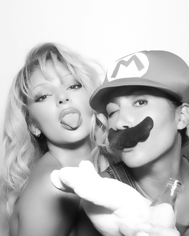 Para tamu yang hadir di pesta bahkan tak memakai masker. Meskipun mereka sudah menjalani rapid test sebelum memasuki hotel. Foto: Instagram/@kendalljenner