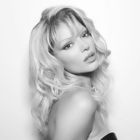 Mengenakan wig pirang dan bodysuit hitam berbentuk korset, model 25 tahun ini memilih jadi Pamela Anderson. Foto: Instagram/@kendalljenner