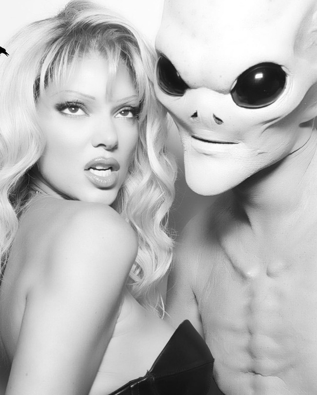 Kendall Jenner terinspirasi penampilan Pamela Anderson saat dia membintangi Barb Wire. Dalam film tersebut ia berperan sebagai superhero seksi. Foto: Instagram/@kendalljenner