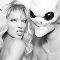 Kendall Jenner terinspirasi penampilan Pamela Anderson saat dia membintangi Barb Wire. Dalam film tersebut ia berperan sebagai superhero seksi. Foto: Instagram/@kendalljenner