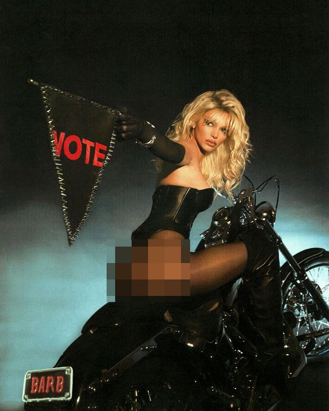 Kendall Jenner pun berpose a la Barb Wire. Ia mengenakan kostum lengkap dengan boots hitam dan motor gede sebagai properti pemotretan. Foto: Instagram/@kendalljenner